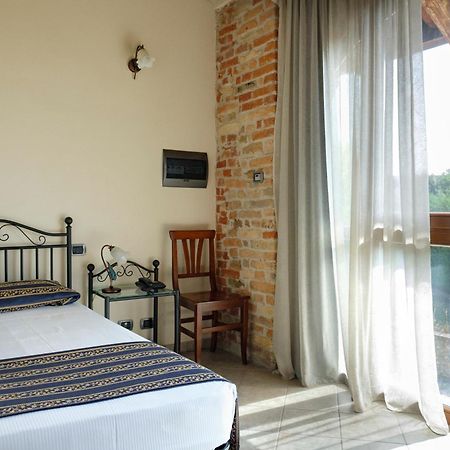 Hotel Le Botti Guarene Exterior photo