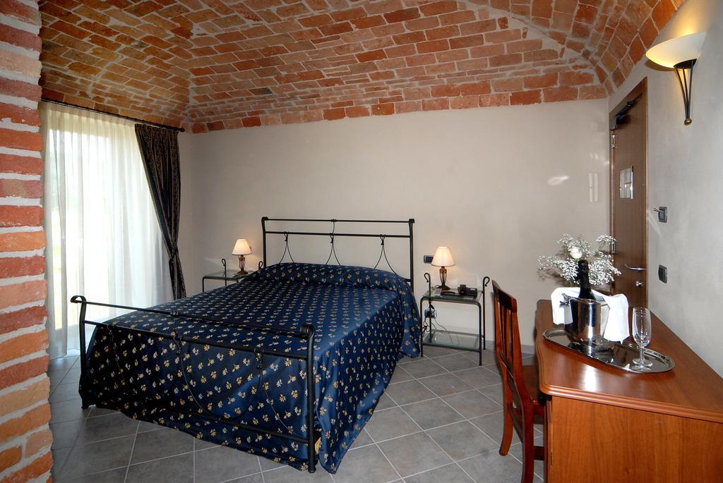 Hotel Le Botti Guarene Exterior photo