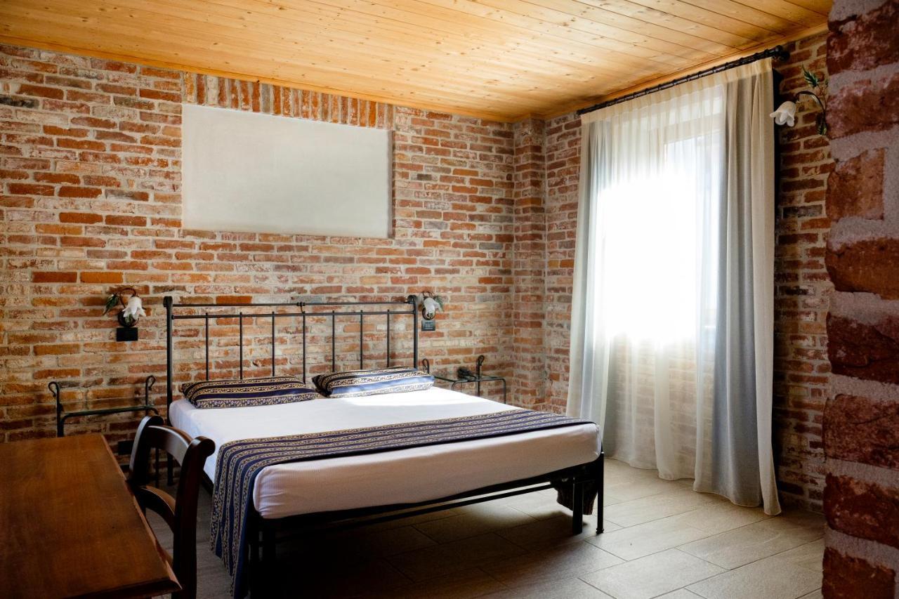 Hotel Le Botti Guarene Exterior photo