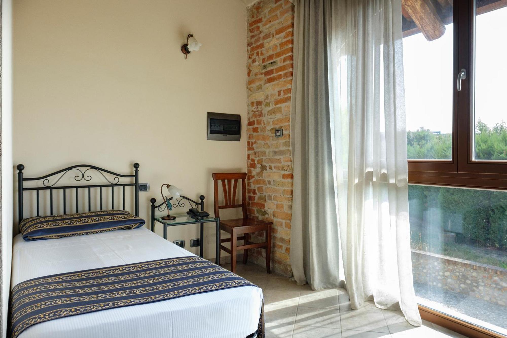 Hotel Le Botti Guarene Exterior photo