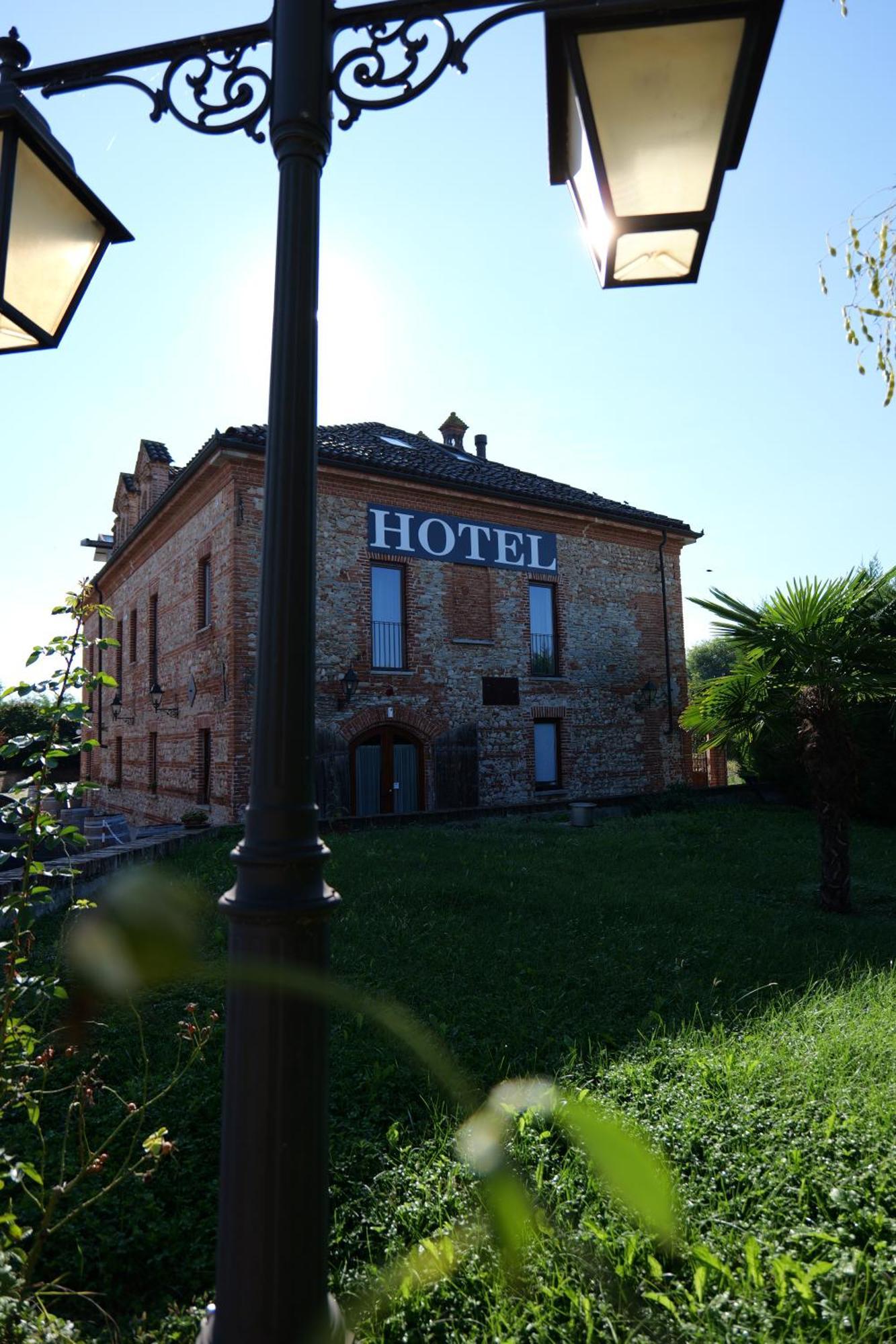 Hotel Le Botti Guarene Exterior photo
