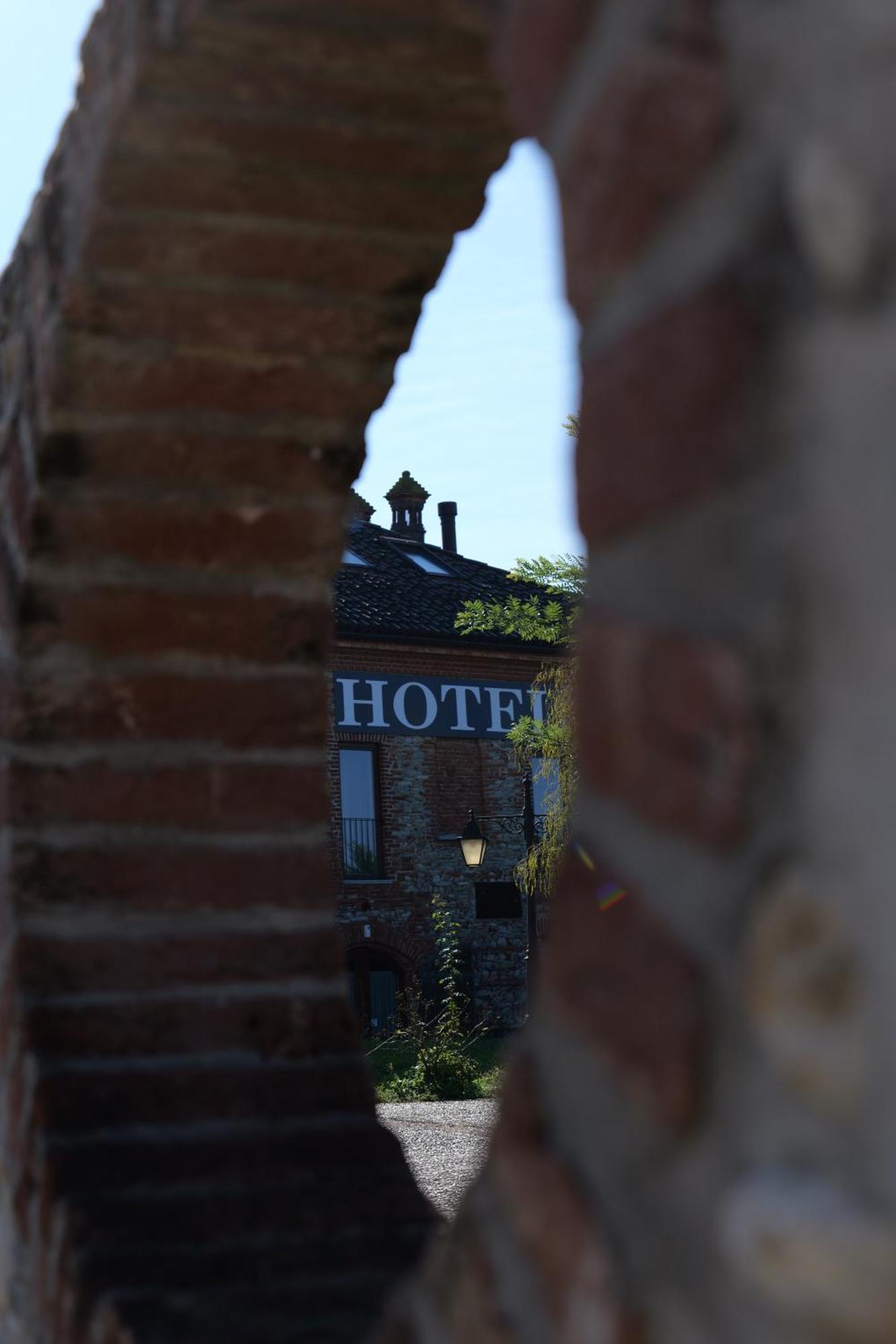 Hotel Le Botti Guarene Exterior photo