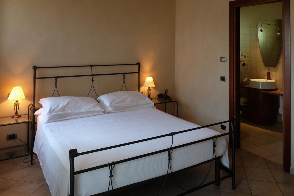 Hotel Le Botti Guarene Exterior photo