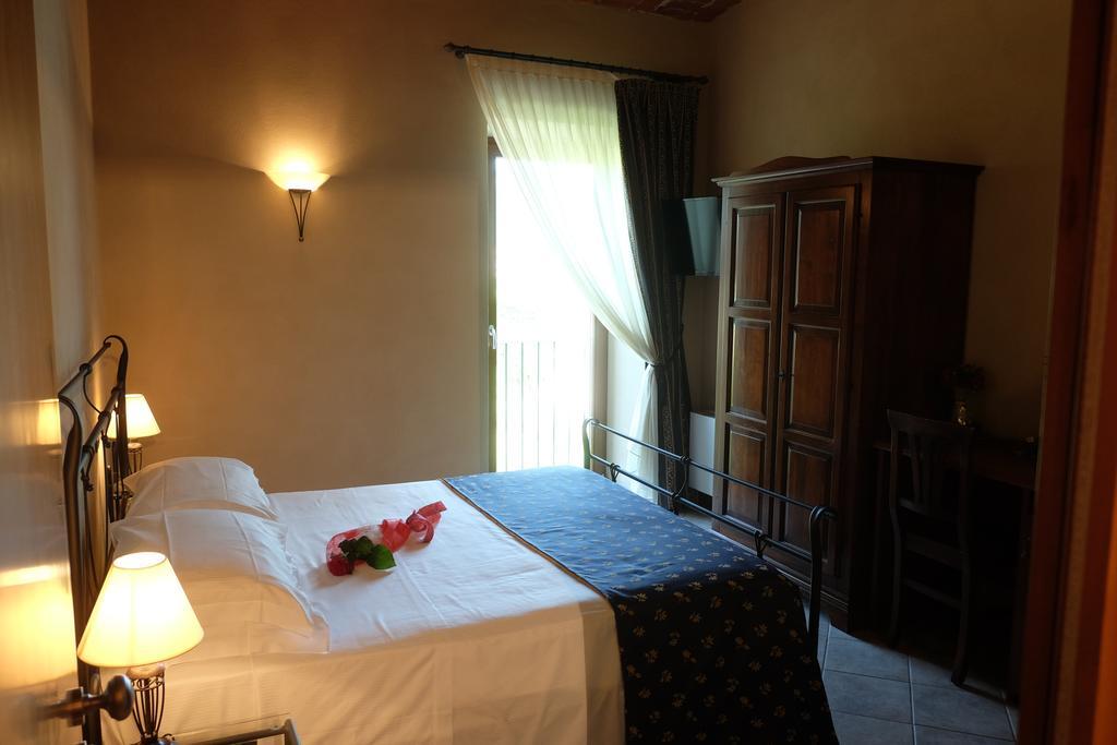 Hotel Le Botti Guarene Exterior photo